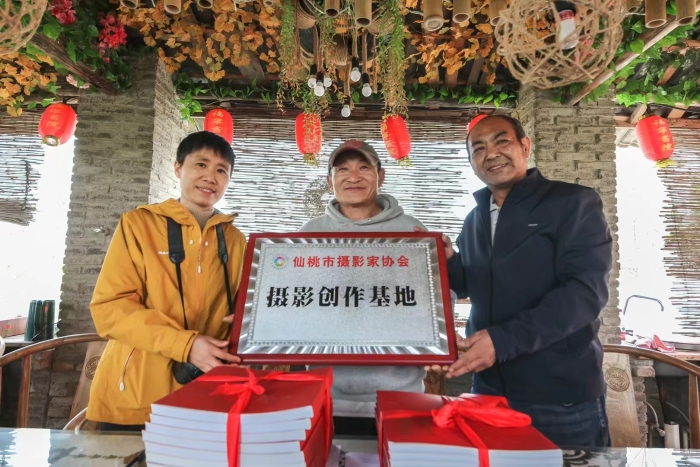 2023年3月12日,仙桃市攝影家協會在毛嘴鎮福寧書院舉行攝影創作基地授牌儀式,并向書院贈送攝影畫冊。 2023年3月12日,仙桃市攝影家協會在毛嘴鎮福寧書院舉行攝影創作基地授牌儀式,并向書院贈送攝影畫冊。