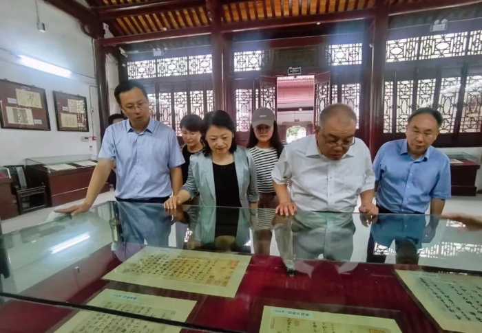 7月23日至25日,中國文聯黨組成員、副主席董耀鵬(右二)一行來到襄陽,調研基層文聯組織建設和文藝工作。市委常委、宣傳部部長陳劍(右三)陪同調研。 7月23日至25日,中國文聯黨組成員、副主席董耀鵬(右二)一行來到襄陽,調研基層文聯組織建設和文藝工作。市委常委、宣傳部部長陳劍(右三)陪同調研。