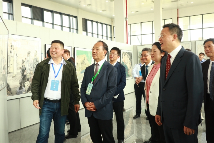 10月11日,首屆“諸葛亮杯”全國詩詞大賽和智匯天下·諸葛亮詩詞書畫展在魚梁洲開幕,湖北省中華詩詞學會會長段維(中)觀展,湖北省委常委、市委書記王祺揚陪同觀展(右一 10月11日,首屆“諸葛亮杯”全國詩詞大賽和智匯天下·諸葛亮詩詞書畫展在魚梁洲開幕,湖北省中華詩詞學會會長段維(中)觀展,湖北省委常委、市委書記王祺揚陪同觀展(右一