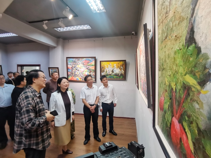 9月27日,襄陽市委宣傳部、市文聯主辦“奮進新征程 鑄就新輝煌——尋美鄉土”襄陽市鄉村振興美術作品展在市展覽館開幕,市委常委、宣傳部部長陳劍出席開幕式并觀展。(右二) 9月27日,襄陽市委宣傳部、市文聯主辦“奮進新征程 鑄就新輝煌——尋美鄉土”襄陽市鄉村振興美術作品展在市展覽館開幕,市委常委、宣傳部部長陳劍出席開幕式并觀展。(右二)