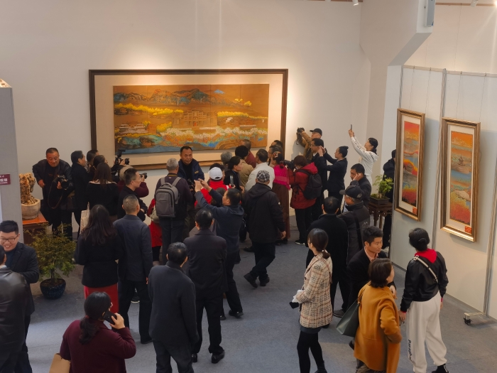 11月22日,襄陽市文聯主辦、襄陽市美術家協會承辦的“泥染丹青--劉庸之傳統泥板壁畫作品展”在襄陽古玩城大聯美術館開幕。1 11月22日,襄陽市文聯主辦、襄陽市美術家協會承辦的“泥染丹青--劉庸之傳統泥板壁畫作品展”在襄陽古玩城大聯美術館開幕。1