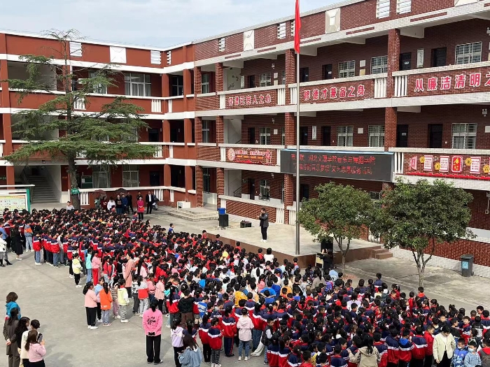 10月13日,襄陽市文聯、湖北文理學院音樂與舞蹈學院主辦、市音樂家協會承辦的“開啟你的音樂夢想”文藝志愿服務活動啟動儀式在南漳縣胡營中心小學舉行。 10月13日,襄陽市文聯、湖北文理學院音樂與舞蹈學院主辦、市音樂家協會承辦的“開啟你的音樂夢想”文藝志愿服務活動啟動儀式在南漳縣胡營中心小學舉行。