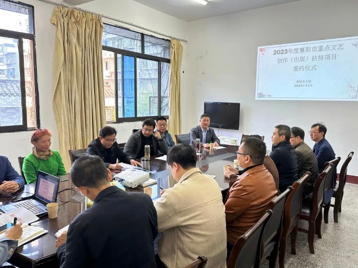 11月9日,2023年度全市重點文藝創作(出版)扶持項目舉行簽約儀式。市文聯黨組書記、主席桂全寶與16個項目扶持作者現場簽約 11月9日,2023年度全市重點文藝創作(出版)扶持項目舉行簽約儀式。市文聯黨組書記、主席桂全寶與16個項目扶持作者現場簽約