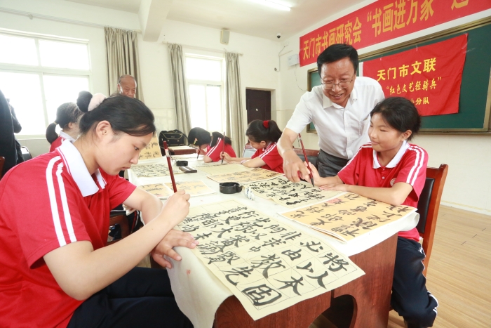 2023年5月29日市文聯(lián)荊楚“紅色文藝輕騎兵”書畫研究會(huì)小分隊(duì)開展書畫進(jìn)萬家之迎“六一”進(jìn)特校送書畫活動(dòng)1 2023年5月29日市文聯(lián)荊楚“紅色文藝輕騎兵”書畫研究會(huì)小分隊(duì)開展書畫進(jìn)萬家之迎“六一”進(jìn)特校送書畫活動(dòng)1