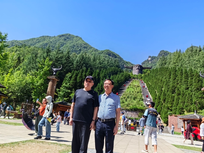 中國文聯副主席董耀鵬(左)一行來神農架調研基層文聯組織建設情況 中國文聯副主席董耀鵬(左)一行來神農架調研基層文聯組織建設情況