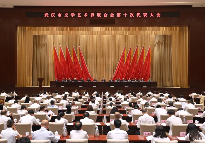 圖1.8月21日武漢市文學藝術界聯(lián)合會第十次代表大會開幕式現(xiàn)場 圖1.8月21日武漢市文學藝術界聯(lián)合會第十次代表大會開幕式現(xiàn)場
