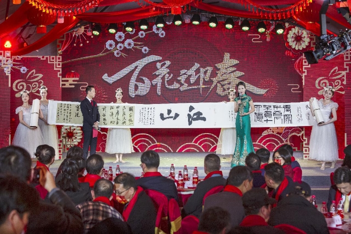 圖3.1月13日“百花迎春”新春大聯(lián)歡晚會 圖3.1月13日“百花迎春”新春大聯(lián)歡晚會