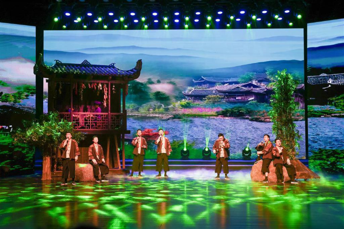 2023年5月10日,“稀奇的聲音”——土家稀奇哥巡回音樂會武漢站演出在湖北劇院精彩上演(恩施州文聯供圖) 2023年5月10日,“稀奇的聲音”——土家稀奇哥巡回音樂會武漢站演出在湖北劇院精彩上演(恩施州文聯供圖)