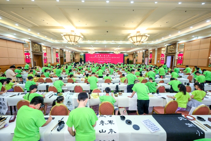 7月24日至8月15日期間,由湖北畫報社、長江書畫教育推廣中心共同主辦的首屆“長江杯”全國少年兒童現場書畫大會現場總決賽分別在南京和北京兩個賽區舉行。 7月24日至8月15日期間,由湖北畫報社、長江書畫教育推廣中心共同主辦的首屆“長江杯”全國少年兒童現場書畫大會現場總決賽分別在南京和北京兩個賽區舉行。