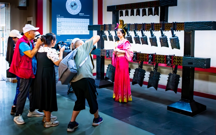 9月3日,大遺址保護采風行,攝影師們在隨州博物館拍攝演員展示的編鐘文創產品(方瑞 攝) 9月3日,大遺址保護采風行,攝影師們在隨州博物館拍攝演員展示的編鐘文創產品(方瑞 攝)