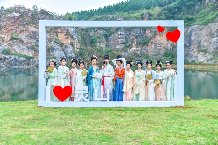 9月25日,李白江夏行在江夏靈山風景區采風。(方瑞 攝) 9月25日,李白江夏行在江夏靈山風景區采風。(方瑞 攝)