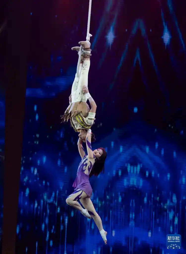 武漢雜技團(tuán)節(jié)目《山之神——立繩》.png
