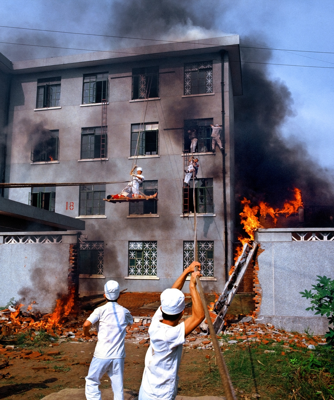 009《搶救傷員》獲第21屆全國攝影藝術展優秀獎 009《搶救傷員》獲第21屆全國攝影藝術展優秀獎